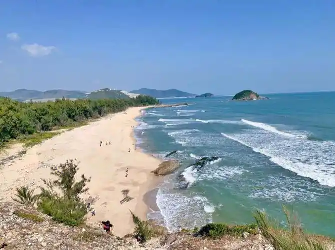 但是双月湾,大小梅沙这些热门场景又人满为患,试试去惠州黑排角徒步吧