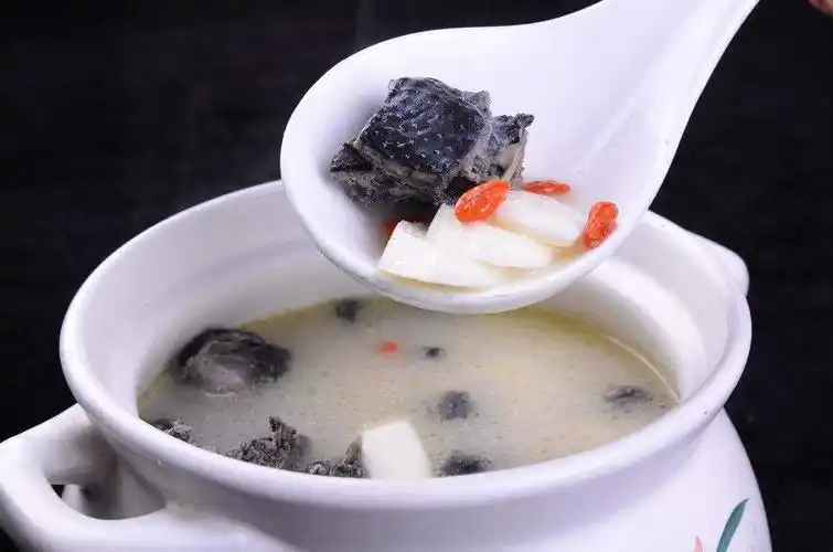 山药乌鸡汤具有益肝,滋阴,补血,养颜,明目,常食者强身健体,延缓衰老