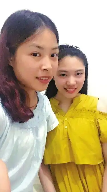 黄欢(右)和二姐黄文爰.