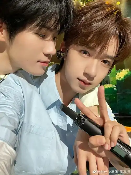 张真源晒合照祝贺峻霖生日快乐##张真源贺峻霖合照