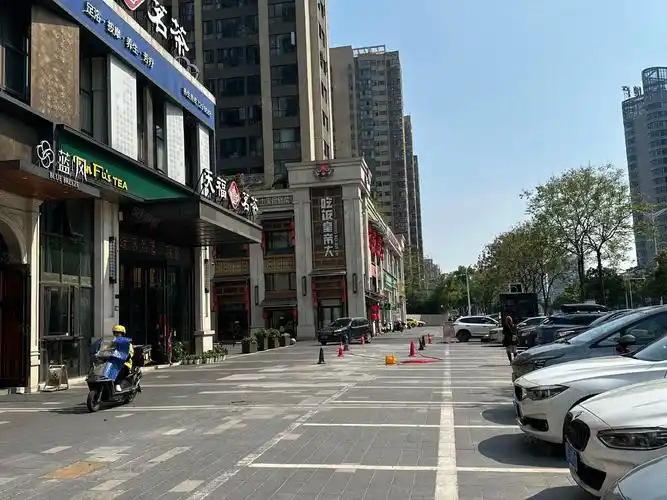 【12图】(常德邦铺)天润广场公寓楼大门旁带装修门面房东直租无转让费