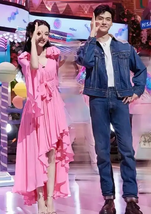 近日,迪丽热巴和龚俊的合照在社交媒体上引起了热议.