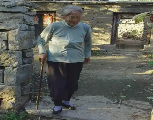 70岁老太一人带大5个儿子,去儿子家住几天五个孩子全离婚