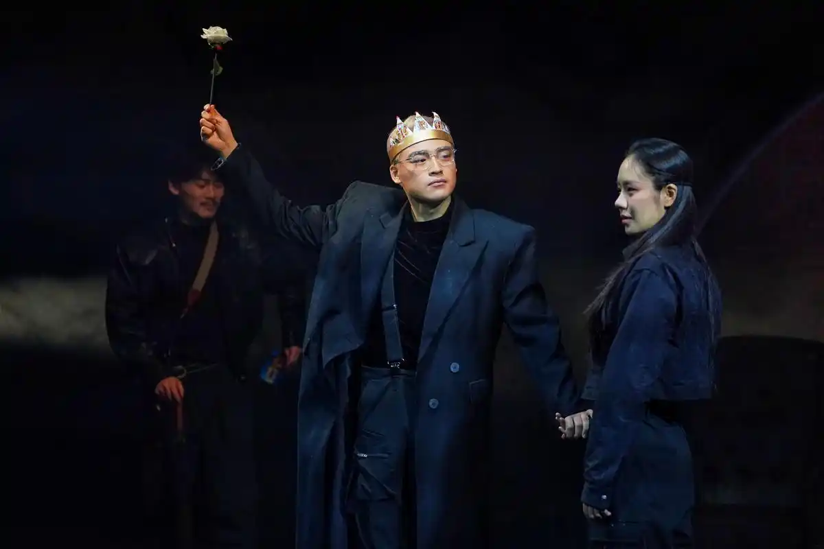 人艺新排小剧场话剧《哈姆雷特》首演,舞台传递年轻人的先锋表达