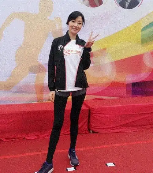 原创49岁马小玲罕见亮相白长裙搭披肩长发超1米大长腿太瞩目