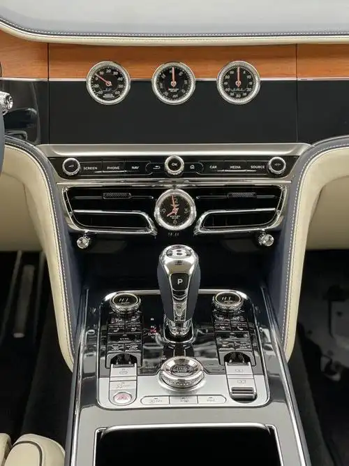 宾利亚麻白色内饰帝王蓝双拼飞驰轿车价格|豪车|中控台_网易汽车