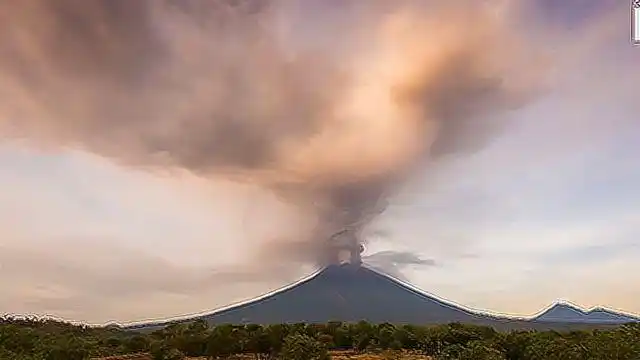 实拍火山爆发,壮观!_腾讯视频