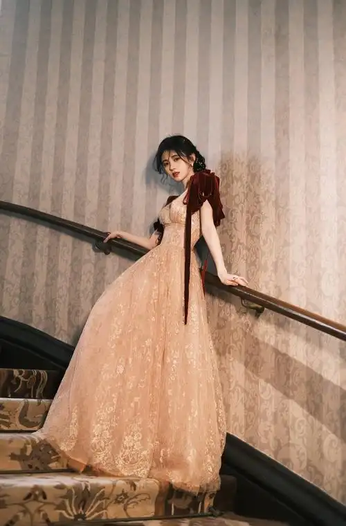 1/ 12 搜狐娱乐讯 6月10日,鞠婧祎身穿一袭宫廷风浮雕长裙出席某活动