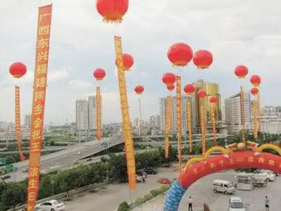 生日宴会饭店外20多个氢气球挂着祝贺的条幅