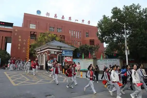 都昌县第一中学开展"传承红色基因,赓续红色血脉"远足活动