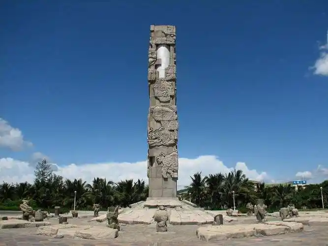 p>亚龙湾中心广场,位于海南省 a target="_blank" href="/item/三亚