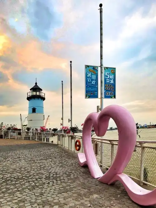 其它 容桂渔人码头 写美篇     佛山顺德容桂德胜河畔,一排重新粉刷的