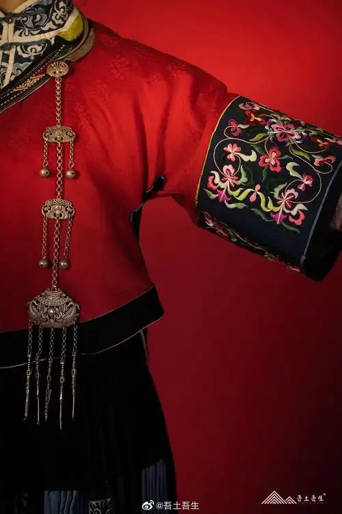 回归传统延续经典布依族嫁衣