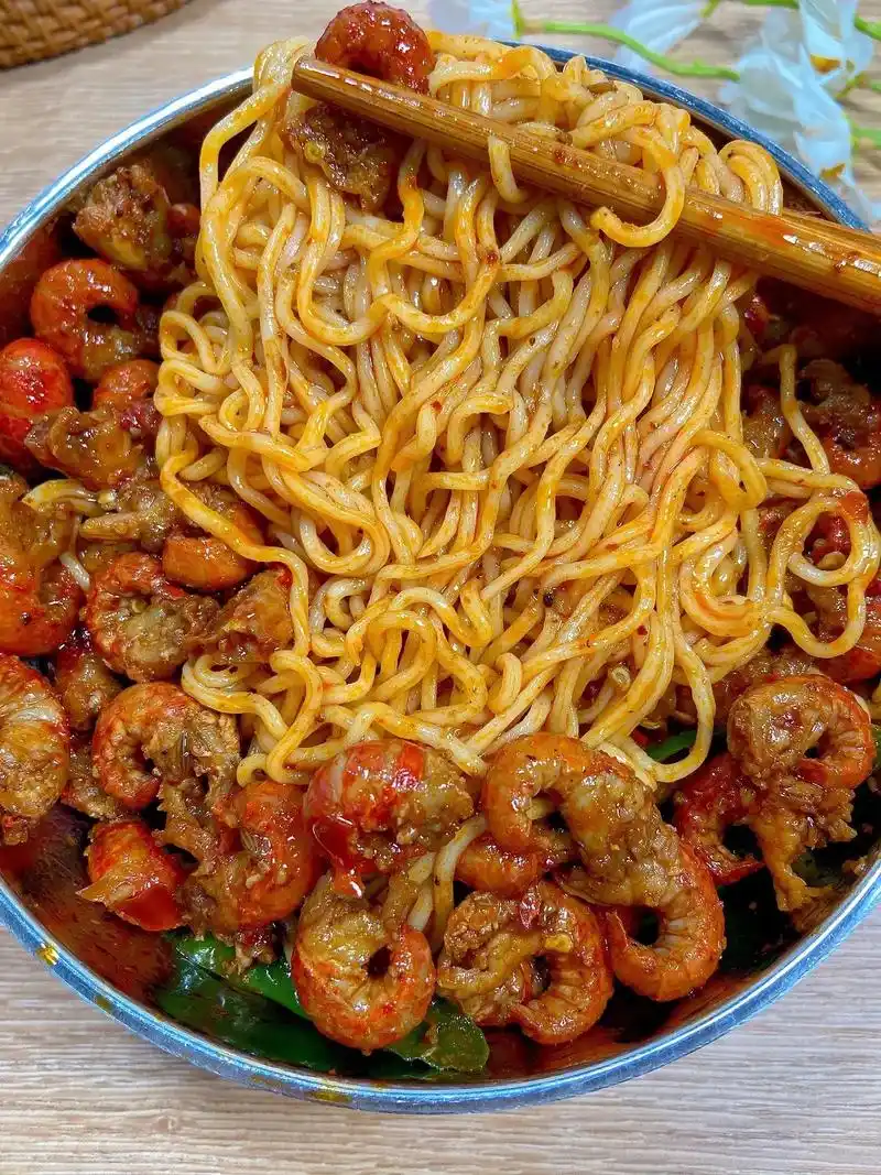 答应我一定要试试这个小龙虾拌面! 虾尾 - 抖音