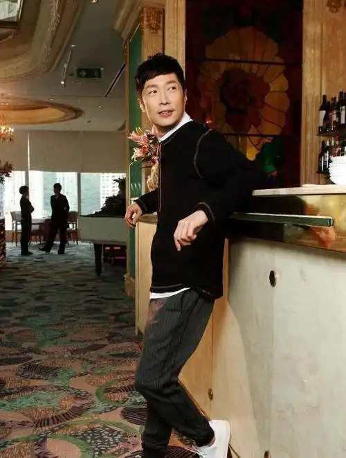 最帅康熙马浚伟48岁通过北大硕士论文,撞脸马龙,让一众网友脸盲