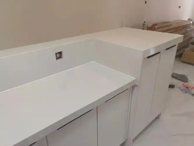 纯白石英石橱柜台面