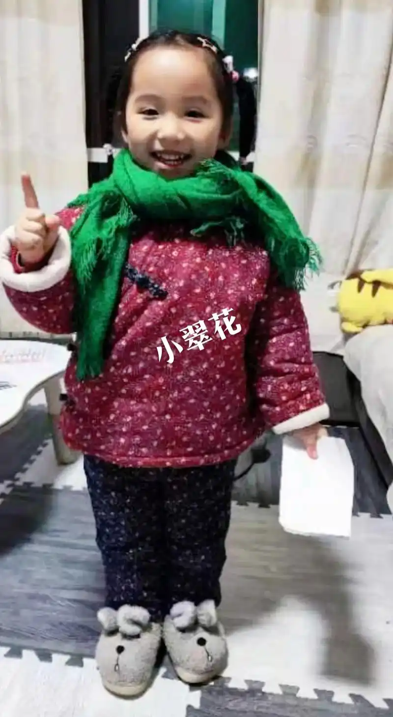 身穿东北大棉袄二棉裤,头顶围巾7815瞧这身打扮7815还挺 - 抖