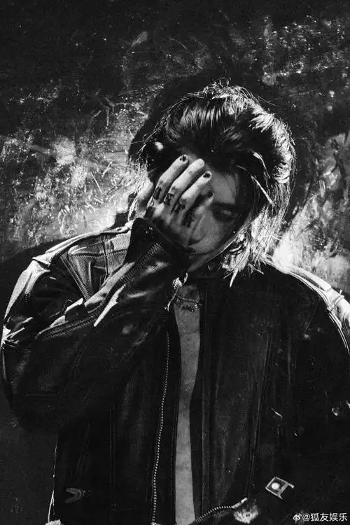 重生歌到天堂"这歌词写的也太有氛围感了～小狐在线安利蔡徐坤的新歌