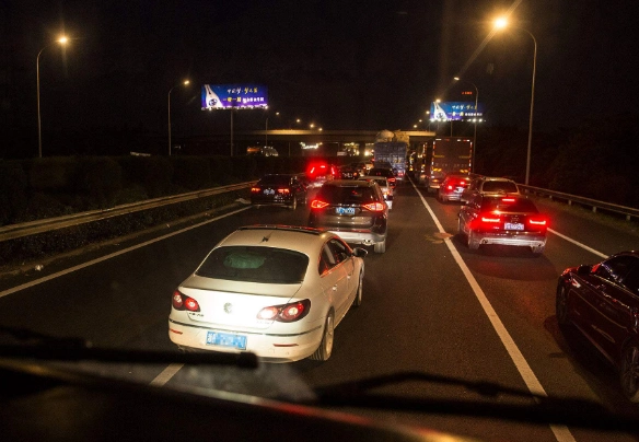 夜晚高速开车的3个技巧,都是老司机总结的经验,新手们赶紧收藏