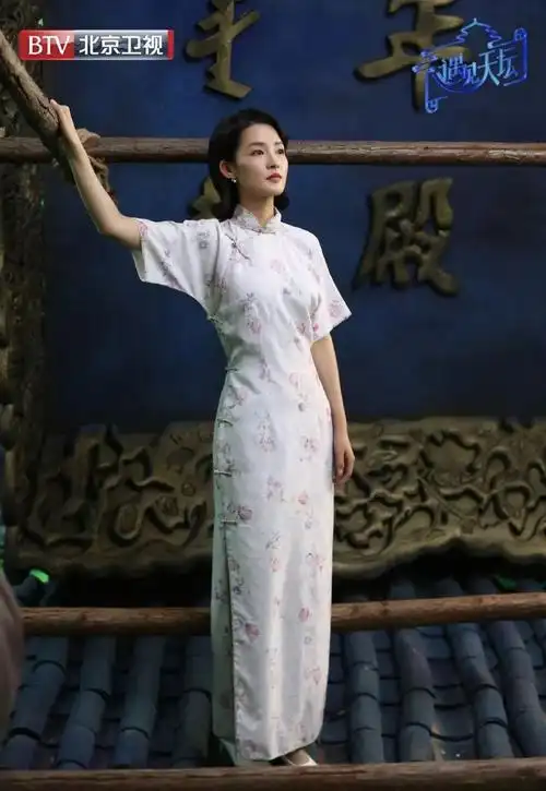 方向,反倒比那会儿更美了,前段时间这个优雅大方的旗袍造型尤其适合她