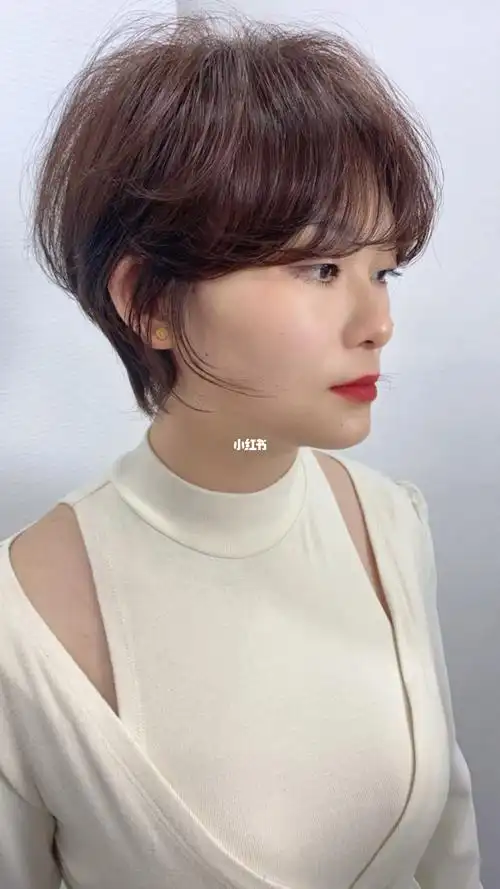 减龄显脸小烫发短发