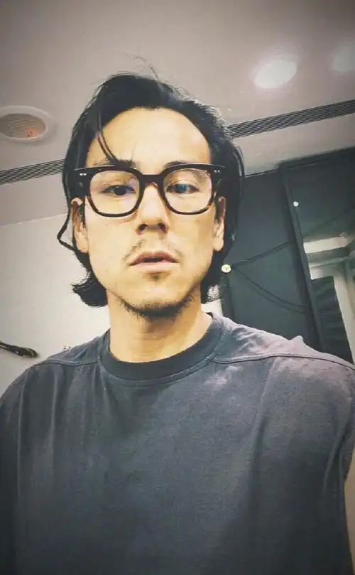 我的正能量偶像彭于晏#彭于晏的最新自拍,黑框眼镜 大胡子 偏分长发