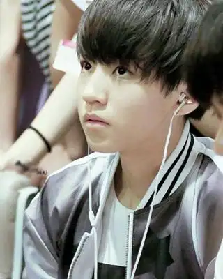 图王俊凯戴立体耳机的照片欣赏凯爷最新消息分享