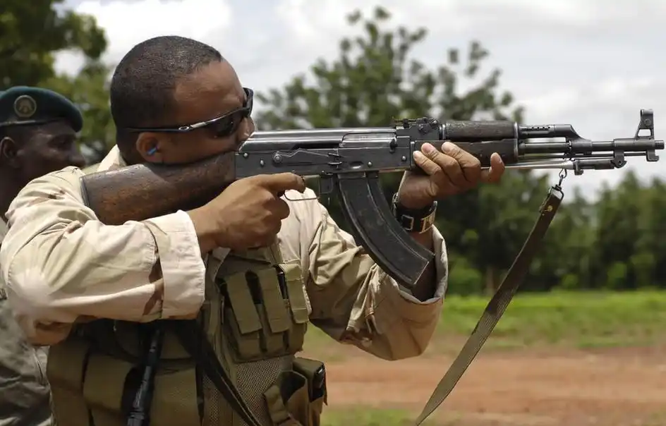 中国单兵武器出口主力56式冲锋枪