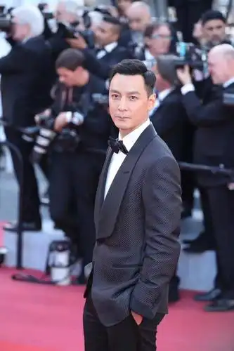 吴彦祖黑色西装look亮相影片rocketman戛纳首映红毯