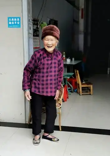 这位老人90岁了,主要是买包子馒头,在自家门面上.