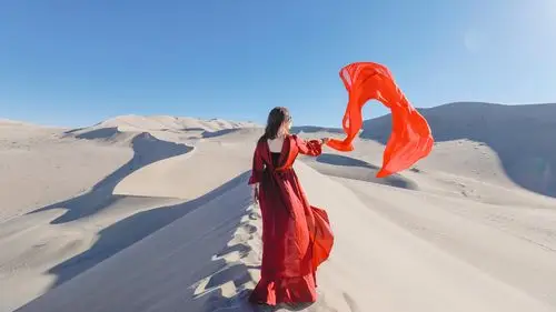 沙漠中的红裙姑娘