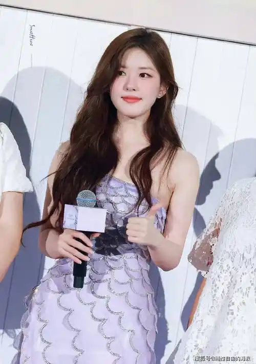 赵露思最新活动造型,紫色鱼鳞式长裙搭配大波浪,最美的人鱼小公主_一
