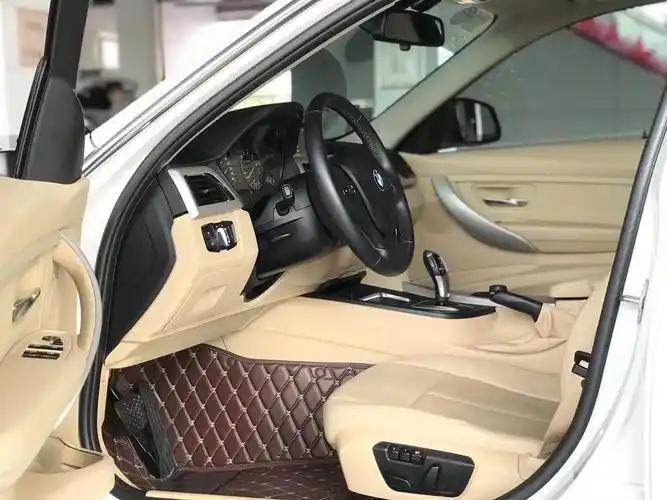 老款宝马3系内饰非常酷.