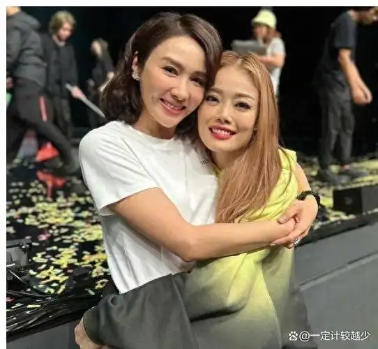 黎姿与仨女儿最新合影犹如四姐妹孩子入读最贵私校学习中华文化