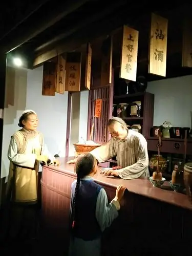 下:酱园铺!是古代用大豆,面粉,盐等等酿造酱油,酒,醋等等手工业作坊!