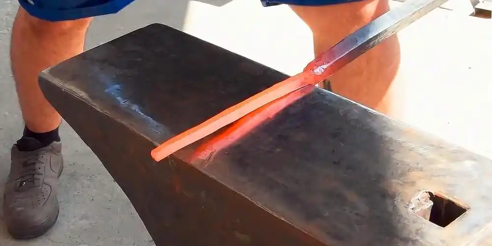 一根铁棒烧红了锤半天锻造一个钥匙扣网友这样更有灵魂吗