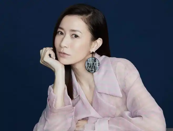 佘诗曼越老越有少女感一袭印花连衣裙甜美温柔清爽简约又俏皮