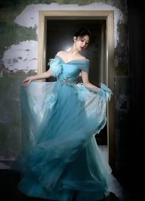 杨紫蓝色蓬蓬裙宛若公主 显优越肩颈线_裙子_一身_气质