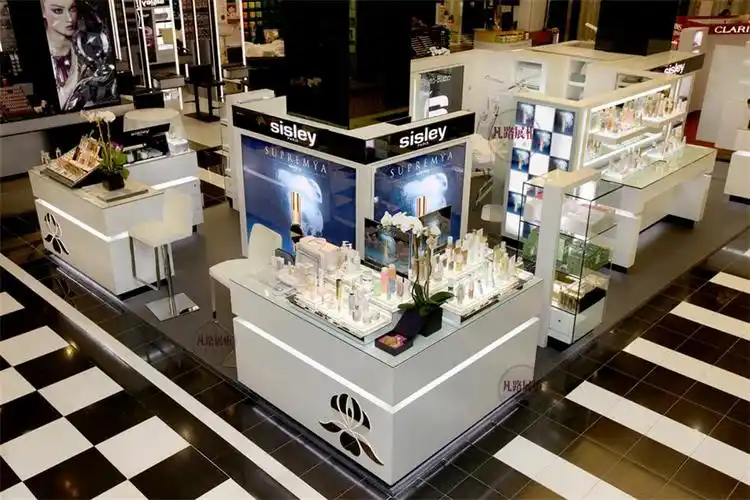 商场化妆品展柜摆放