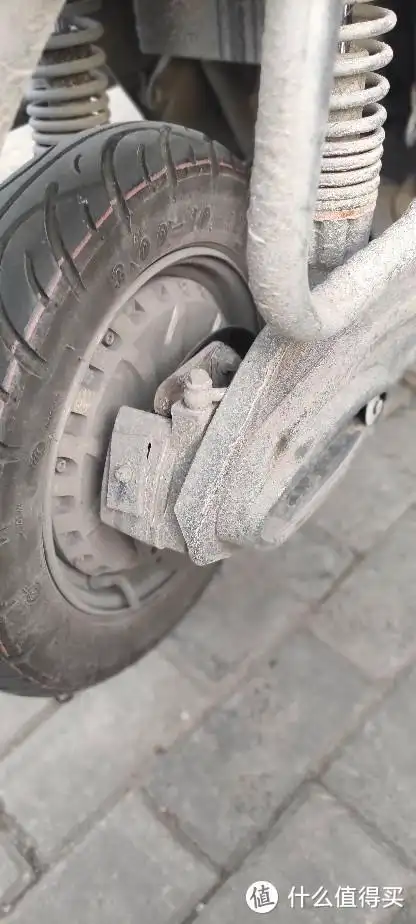 电动车突然后轮嘎嘎响原来是要换碟刹的刹车皮和刹车弹簧换新维修
