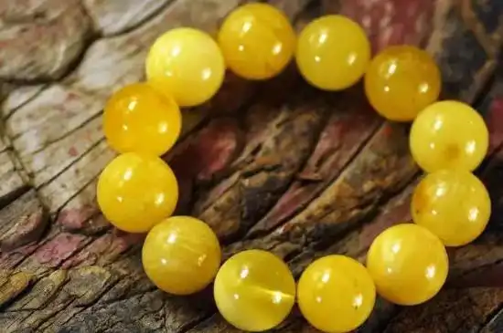 蜜蜡盘玩前,表面不够平整,光泽度不够,盘玩十年会形成包浆,表面会变得