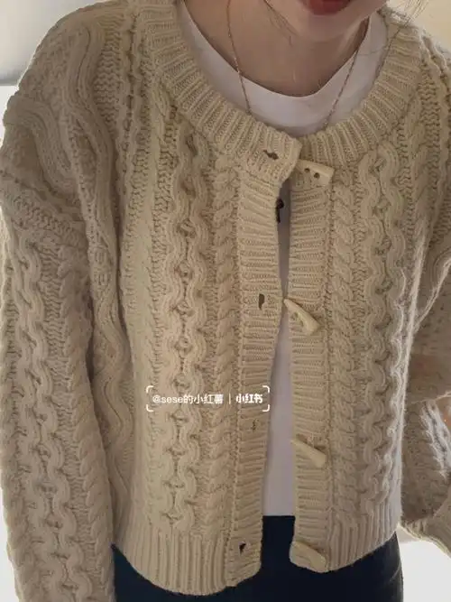 高档的extra pine羊毛混合原纱上淡淡的麻花编织和可爱的露脐衣长可以