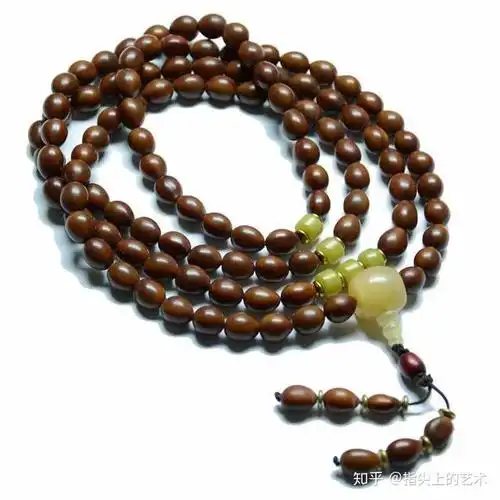 皂角籽,又叫富贵菩提,是一种非常适合做手串的种子类文玩皂角籽的油性