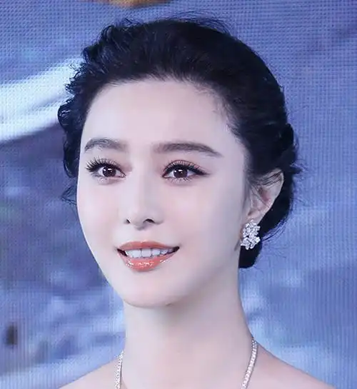 将长发盘起也是可以的,范冰冰加了光环小心机的发型更加温婉大气.