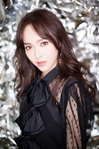 唐嫣蕾丝质感连衣短裙优雅妩媚 新剧《归去来》定档引人期待