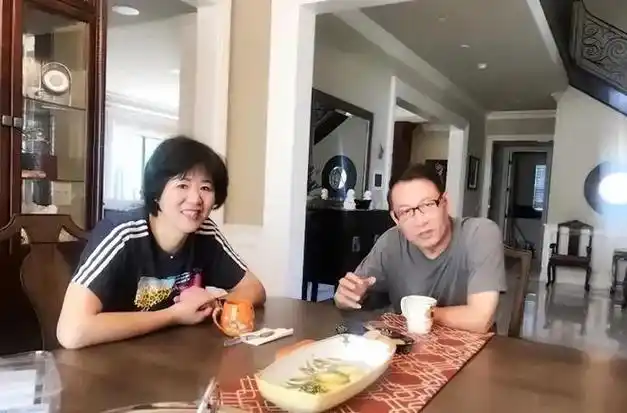 63岁郎平染红发变美,和老公定居美国住别墅|白帆|王育成|中国女排