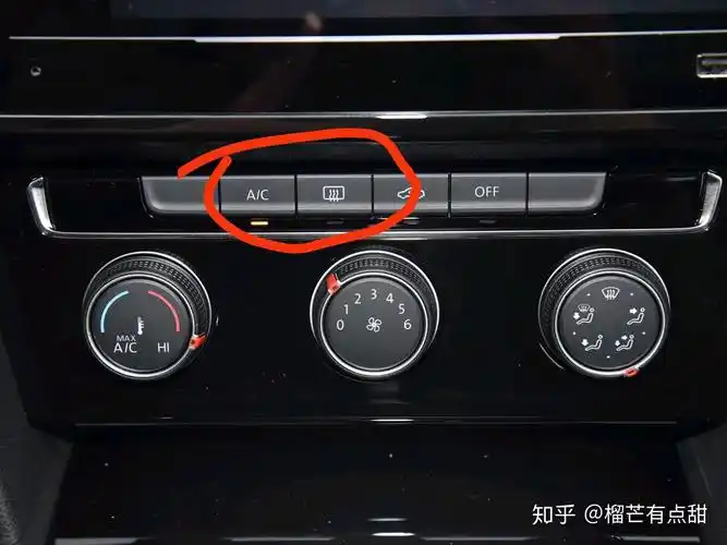 将吹风模式调整到除霜位置,也就是对着玻璃吹风,很快前风窗内的雾气