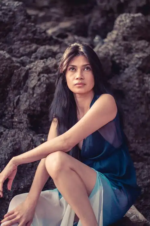 womaninblueandwhitev领连衣裙|人物,休闲,公园,化妆,头发,女人,女士