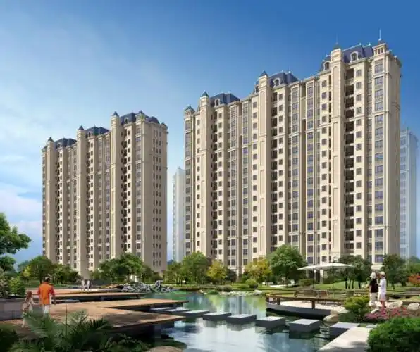 小高层 国厦云湾采用 欧式地中海建筑风格 ,丰富的细节与白墙蓝坡屋顶