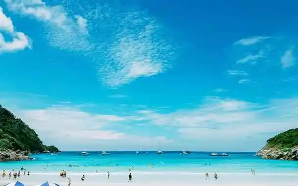 普吉岛三大海滩芭东海滩最著名卡伦海滩秀美卡塔海滩轻柔